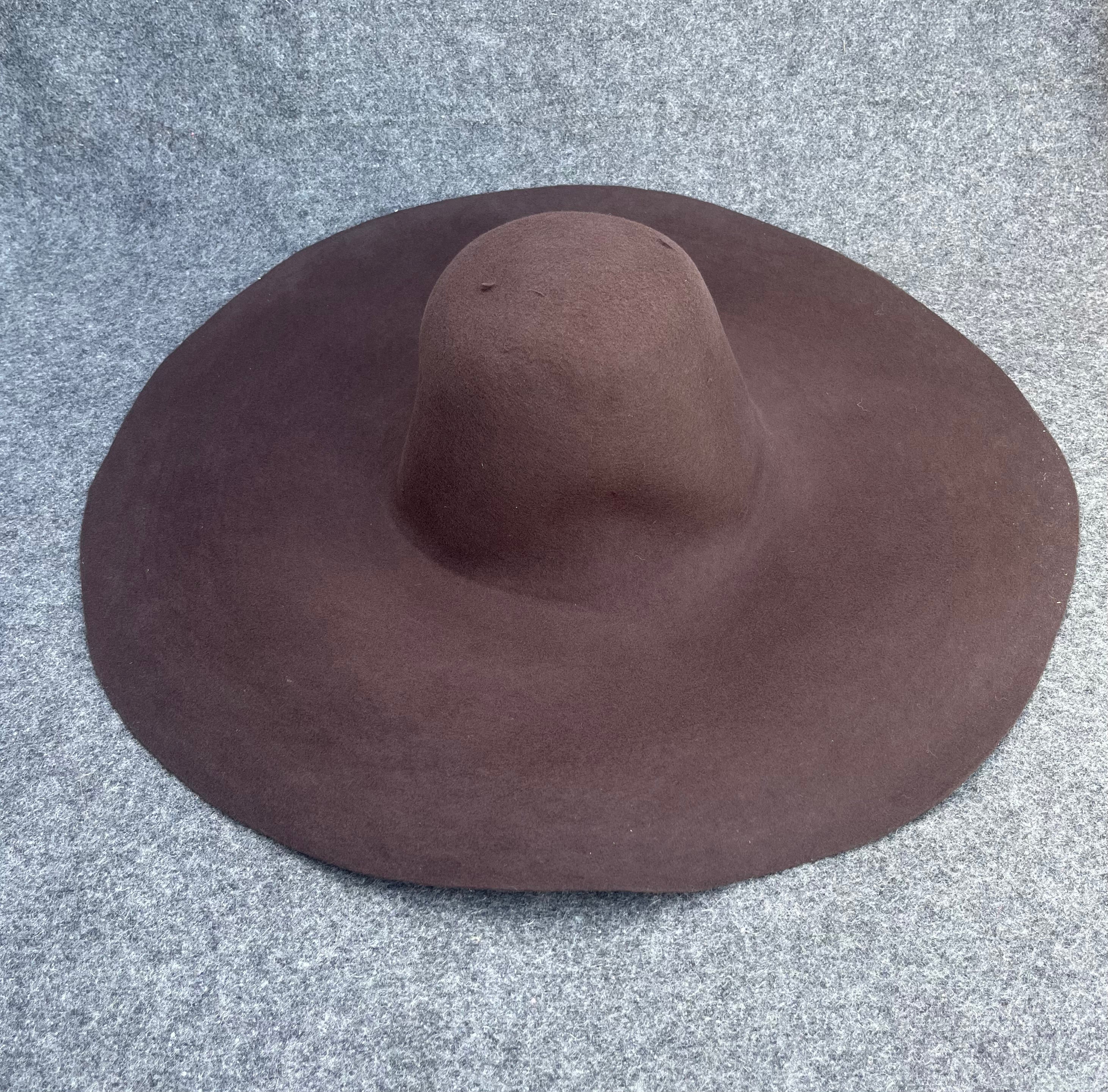 Hat caplin Brown, Hatt kaplin